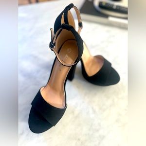 HerStyle black platform sandals. Size 8.5